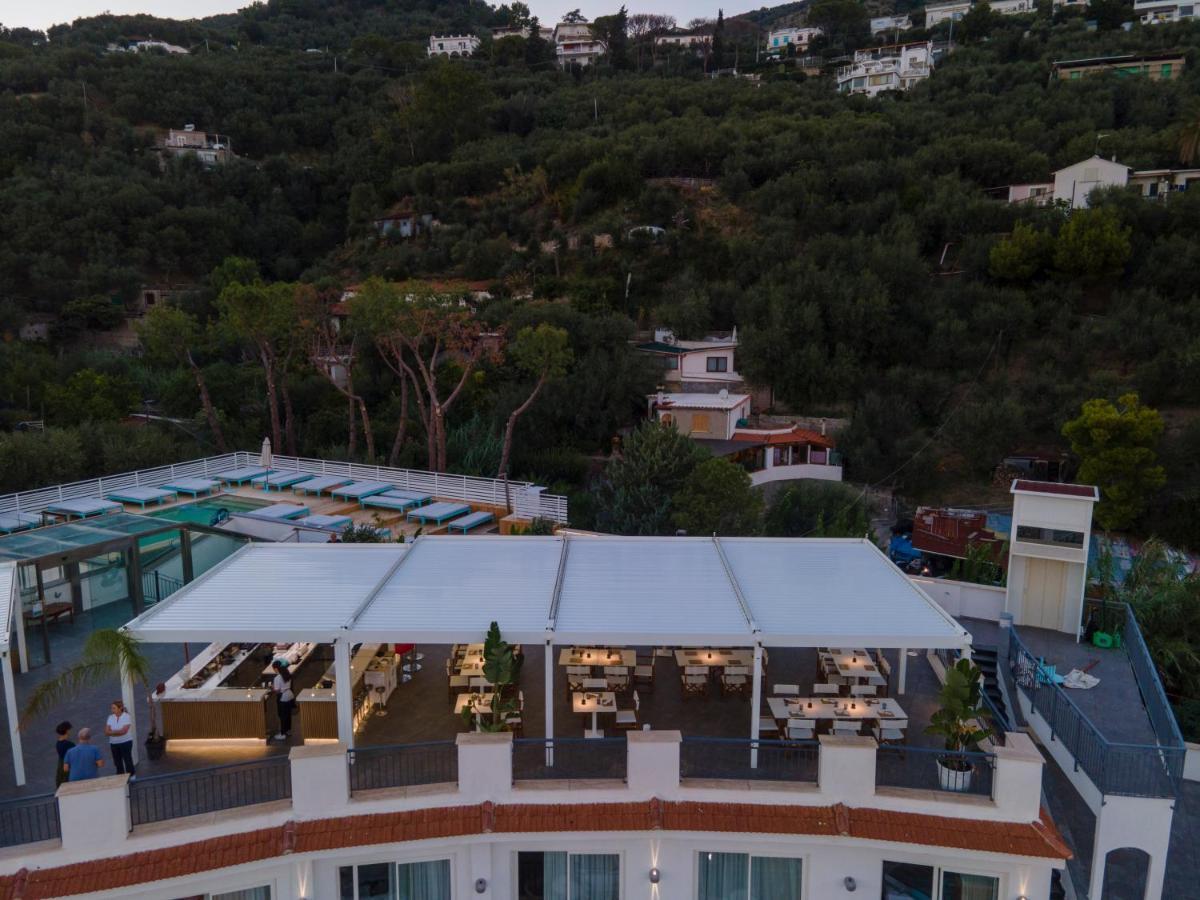Hotel Punta Campanella & 4*