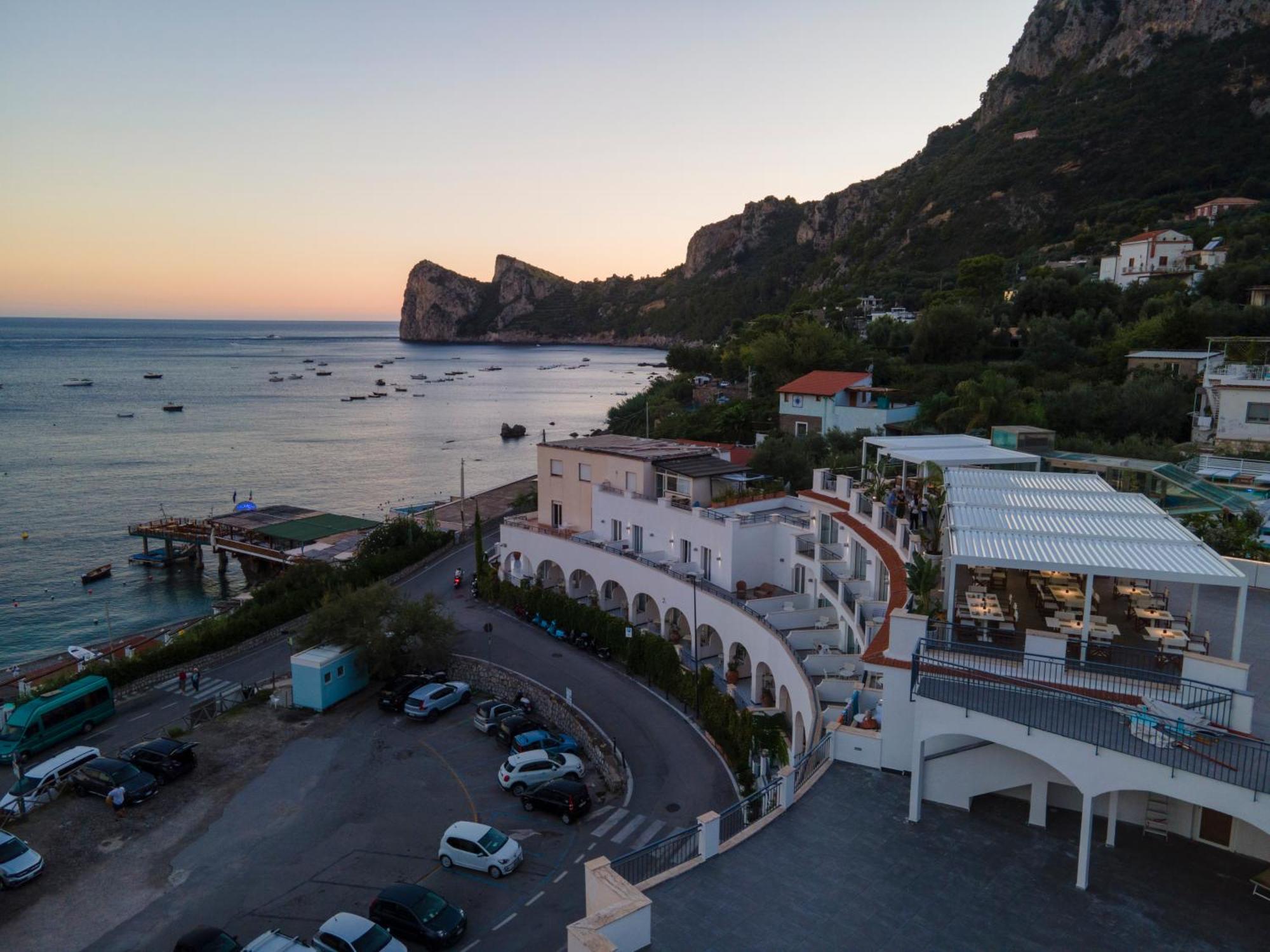 Hotel Punta Campanella & 4*