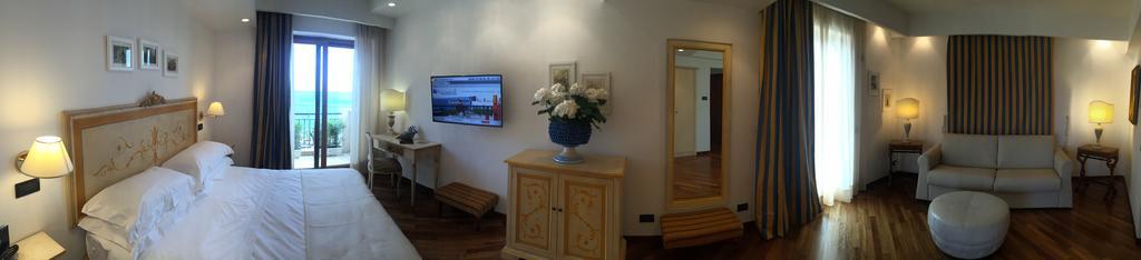 Hotel Punta Campanella & 4*