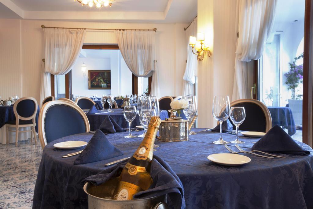 Hotel Punta Campanella & 4*